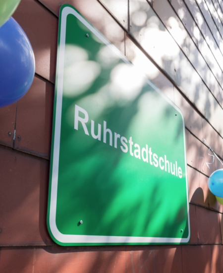Schild mit dem neuen Schulnamen